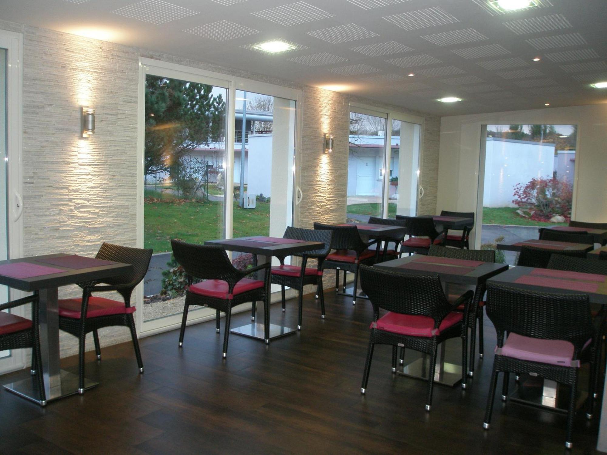 Charme Hotel, Montbeliard Sud Екстер'єр фото